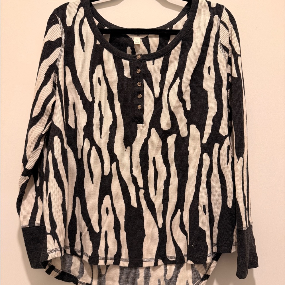 Black and White Patterned Women's Top
